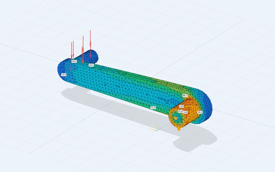 Analyse de contraintes d’une manivelle de vélo en aluminium dans WebCAD : l’échelle de couleurs va du bleu, côté pédale, au jaune, près de l’axe.
